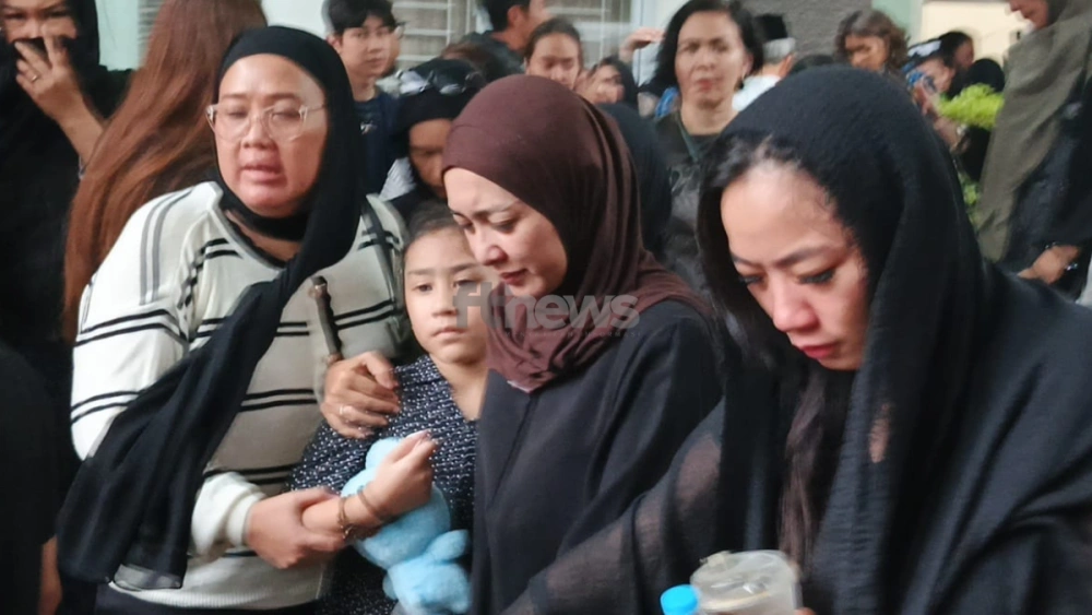 Richa Novisha, istri Gary Iskak, mencoba tegar mengantar jenazah sang suami ke peristirahatan terakhir, Sabtu (29/11/2025). [FTNews.co.id/Selvianus Kopong Basar]