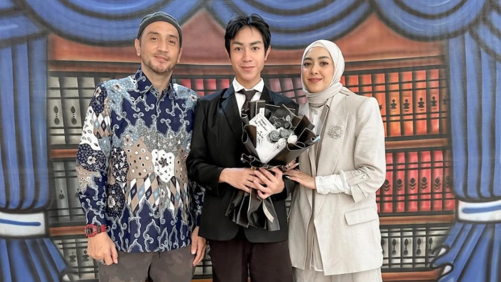 Richa Novisha dan Gary Iskak merayakan kelulusan sekolah anak pertama mereka. [Instagram @richaiskak]