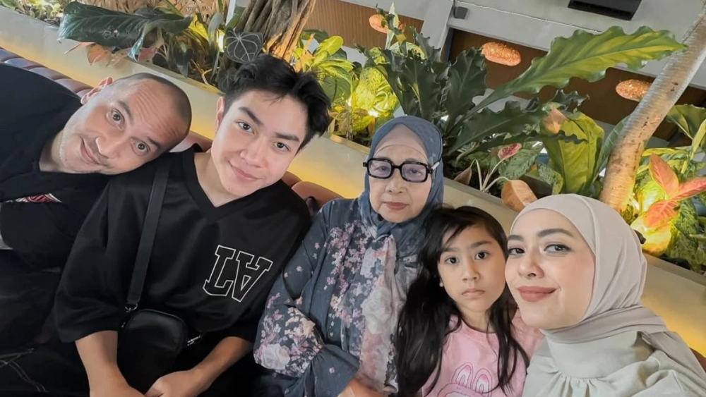 Richa Novisha bersama suami Gary Iskak, anak-anak, dan orang tua. [Instagram @richaiskak]