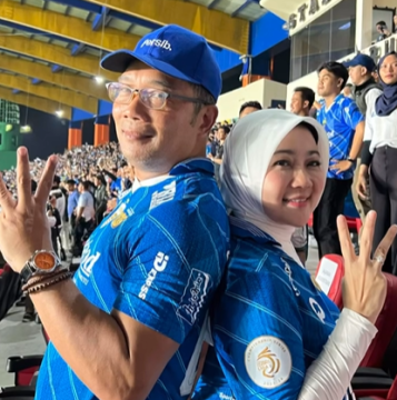 Ridwan Kamil dan istrinya Atalia Praratya dengan jersey Persib. (Instagram)