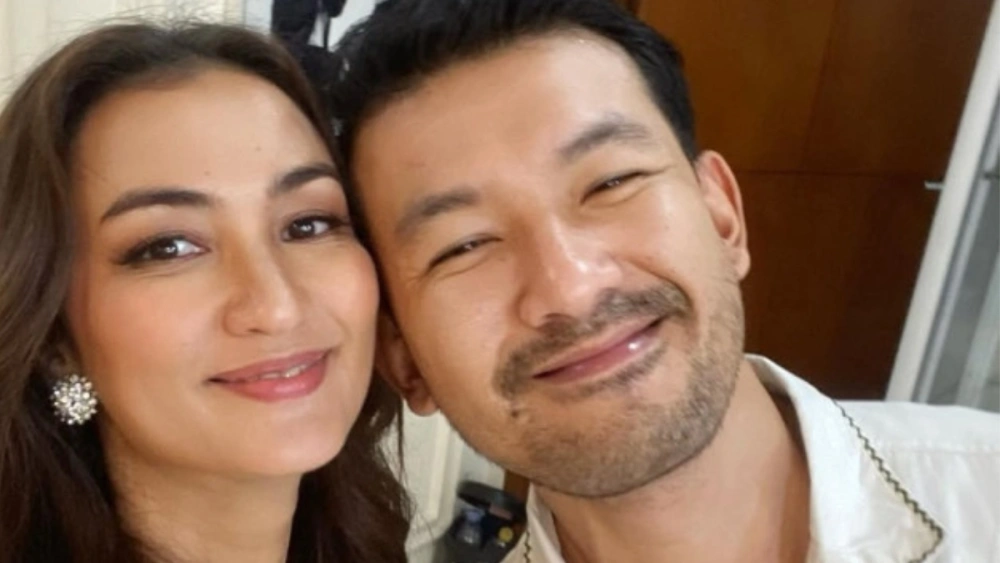 Rio Dewanto dan Atiqah Hasiholan telah dikaruniai satu anak. [Instagram]