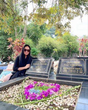 Risa Dewi saat nyekar ke makam keluarga. (Instagram @risa_dewi)