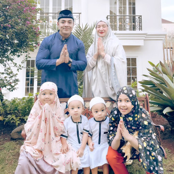 Ustaz Riza Muhammad dan keluarga. (Instagram @ustdzrizamuhammad)