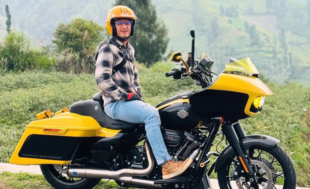 Rizki Juniansyah tengah menunggangi motor gede (moge). [Instagram @rjuniansyah]