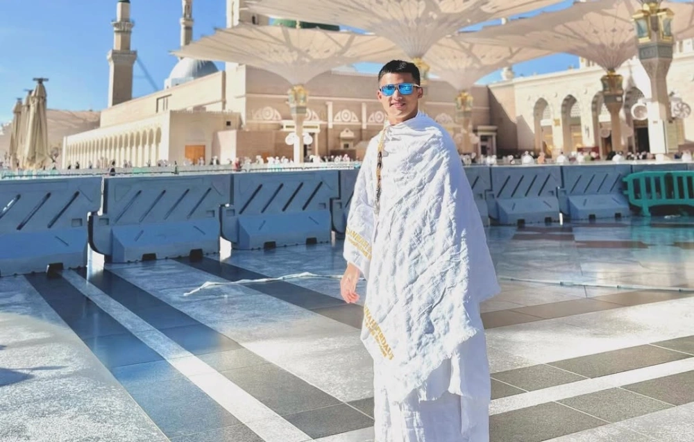 Rizki Juniansyah di Masjid Nabawi, Madinah, saat menjalani ibadah umrah. [Instagram @rjuniansyah]