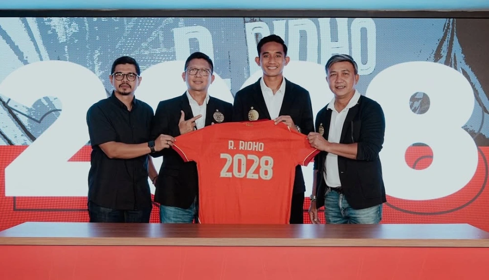 Rizky Ridho berfoto bersama manajemen Persija Jakarta usai kedua belah pihak sepakat perpanjang kerja sama hingga tahun 2028. [Instagram @persija]