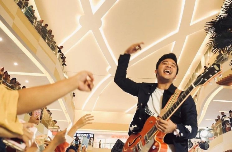 Roby Satria mendirikan band Geisha bersama sejumlah rekannya pada tahun 2003. [Instagram @geishaindonesia]