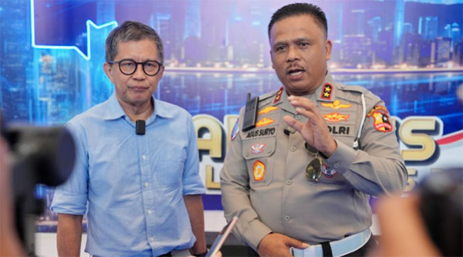 Rocky Gerung dan Kakorlantas Irjen Agus Suryonugroho/Foto: Korlantas Polri