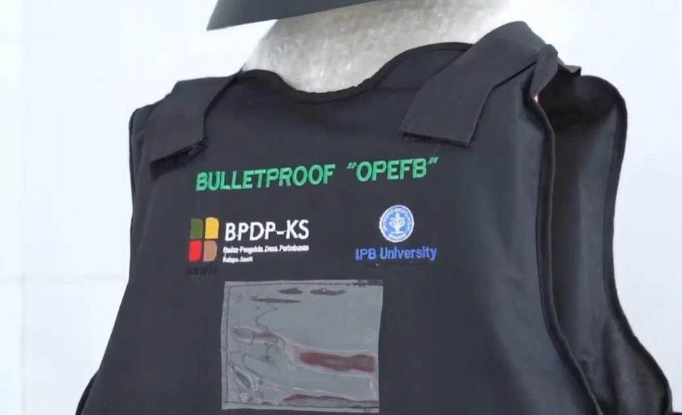 Rompi antipeluru terbuat dari limbah sawit buatan Universitas IPB [Youtube]