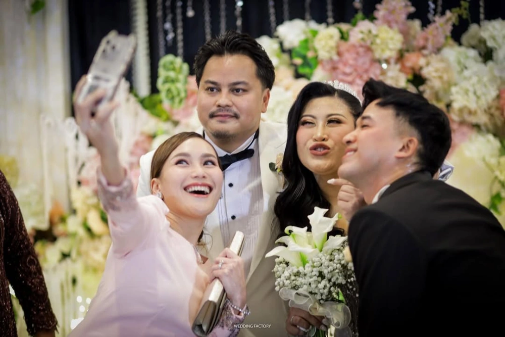 Rully Anggi Akbar saat menikah dengan Boiyen. [Instagram]