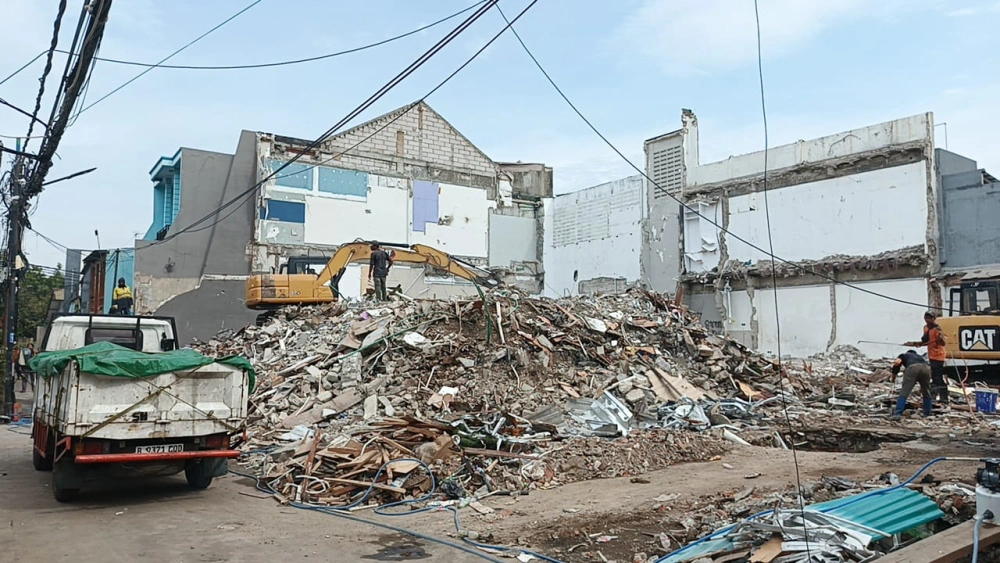 Sejumlah pekerja terlihat membantu proses pembongkaran dan persiapan rangka besi untuk pembangunan rumah baru Ahmad Sahroni. [FTNews/Selvianus Kopong Basar]
