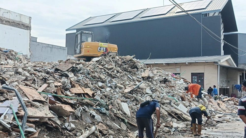 Puing-puing rumah Ahmad Sahroni terlihat menumpuk setelah bangunan dibongkar total pada 10 November 2025. [FTNews/Selvianus Kopong Basar]