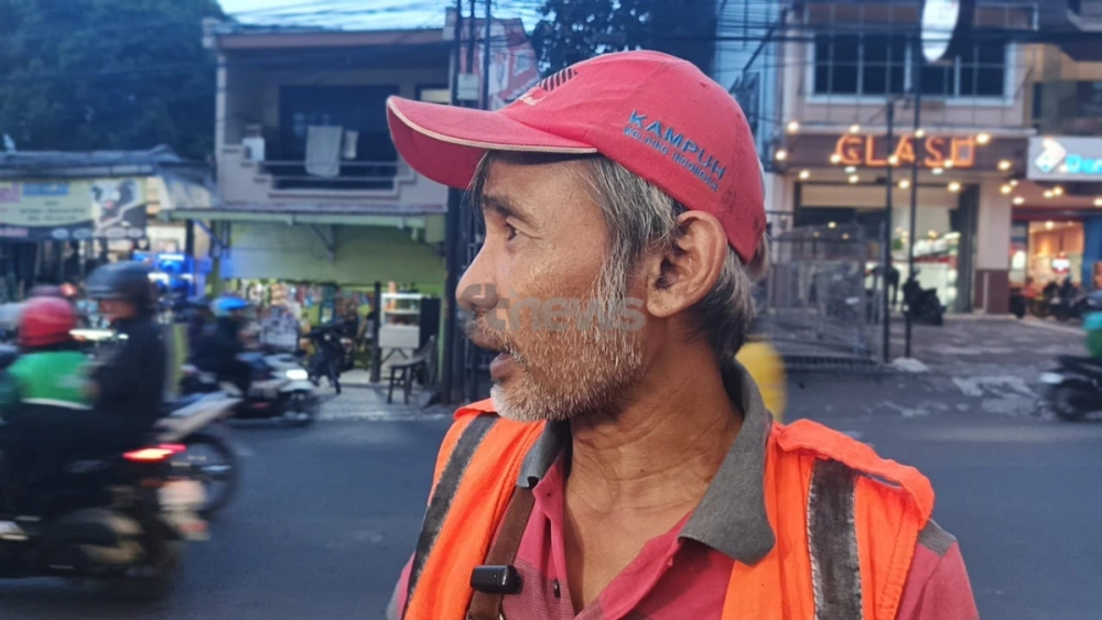 Fitra yang berprofesi sebagai tukang parkir, memberikan kesaksian terkait kecelakaan Gary Iskak, Sabtu (29/11/2025). [FTNews.co.id/Selvianus Kopong Basar]