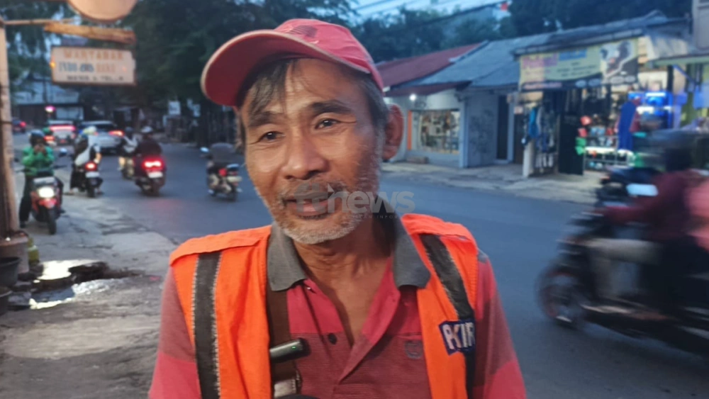 Fitra, saksi mata kecelakaan Gary Iskak, memberikan kesaksikan terkait insiden yang akhirnya menewaskan sang aktor, Sabtu (29/11/2025). [FTNews.co.id/Selvianus Kopong Basar]