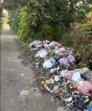 Tumpukan sampah di kampung halaman Budi Doremi. (Instagram @budid0remi)