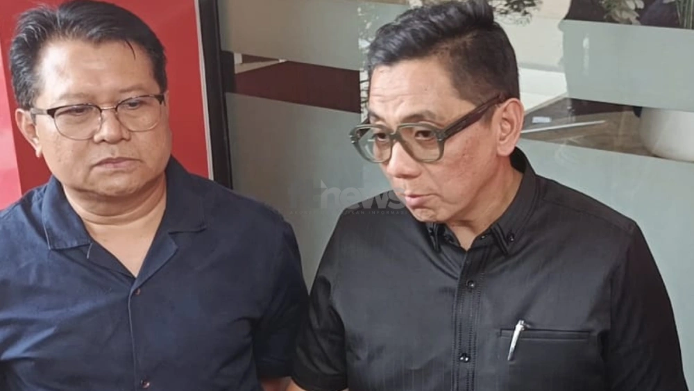 Tim kuasa hukum Dewi Perssik lainnya, Wijayono Hadi Sukrisno (kiri), di Polres Metro Jakarta Selatan, Selasa (25/11/2025). [FTNews.co.id/Selvianus Kopong Basar]