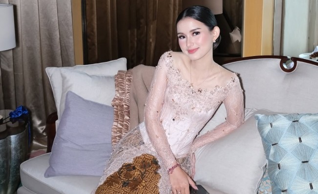 Potret Cantik Sarah Menzel Pakai Outfit Sangjit, Tradisi Lamaran China