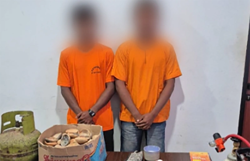 Rody Nasri (34) dan Sihar Saputra Silalahi (25) dibekuk saat hendak menjual emas hasil tambangannya. [Foto: mediacenter.riau]