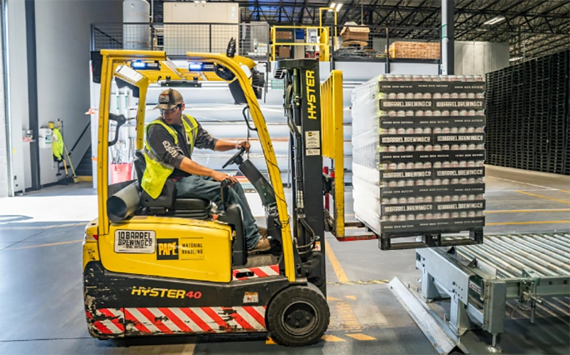 Seorang pria menjalankan forklift, sesuatu yang kini bisa dikerjakan robot berteknologi AI [Foto:ELEVATE, pexels.com]