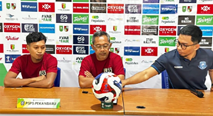 Pelatih Kepala PSPS Pekanbaru Aji Santoso [Foto: mediacenter.riau]