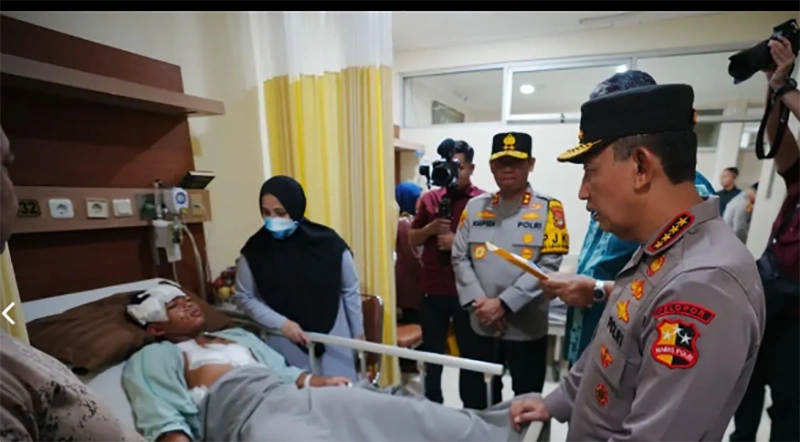 Kapolri Listyo Sigit bersama Kapolda Metro Jaya dan lainnya menjenguk para korban di RS Islam Cempaka Putih Jakarta Pusat, Sabtu (8/11/2025) [Foto: dok Humas Polri]