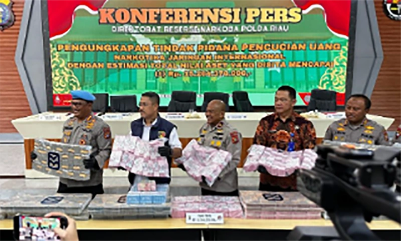 Pengungkapan kasus jaringan narkoba internasional di Polda Riau, Selasa (11/11/2025) [Foto: Media Center Riau]