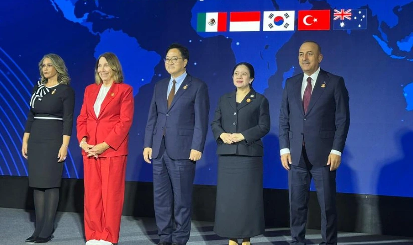 Ketua DPR Puan Maharani bersama sejumlah peserta Forum MIKTA Speakers' Consultation ke-11 tahun 2025 di Seoul, Korea Selatan, Rabu (12/11/2025) [Foto: Instagram Puan]