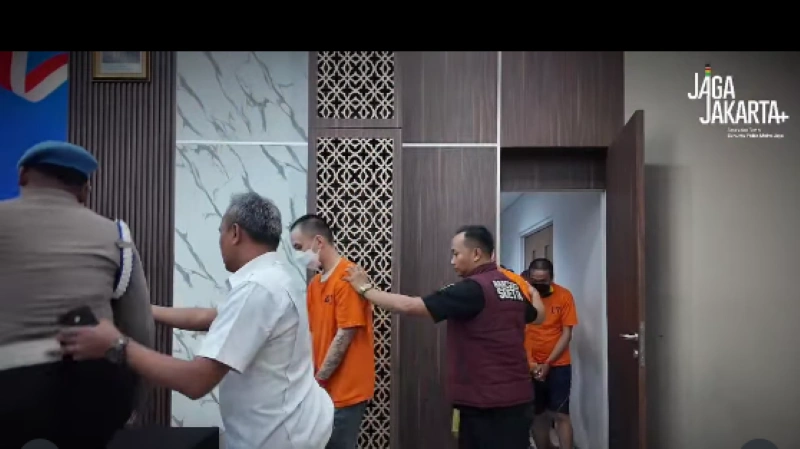 Para tersangka AS, SY, KH, dan CW dihadirkan dalam konferensi pers pengungkapan kasus, Rabu (12/11/2025) [Foto: Humas Polri]