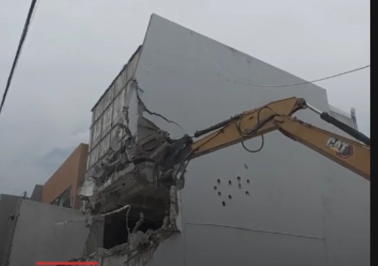 Lupakan Masa Kelam! Ahmad Sahroni Robohkan Rumahnya yang Jadi Korban Penjarahan Agustus