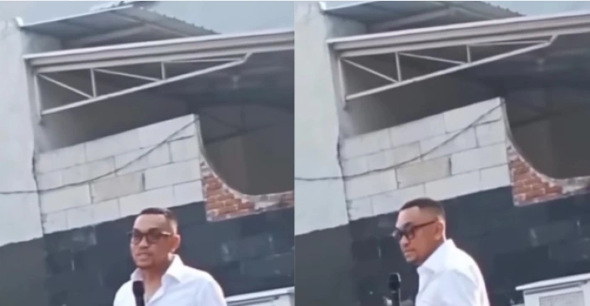 Ahmad Sahroni berdiri di depan rumahnya di Kebon Bawang yang rusak dijarah massa [Foto: Instagram]