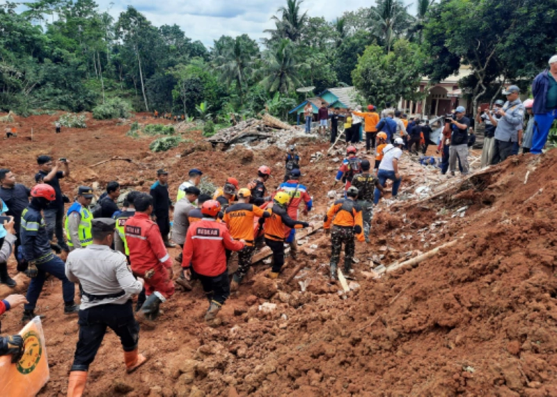 Update Longsor Cilacap: Tiga Korban Ditemukan Meninggal, 20 Lainnya Masih Dicari