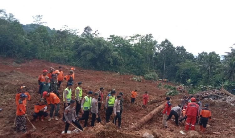 Sebanyak 20 warga korban longsor Cilacap masih dalam pencarian, sementara tiga orang ditemukan dalam keadaan meninggal dunia [Foto: BNPB]