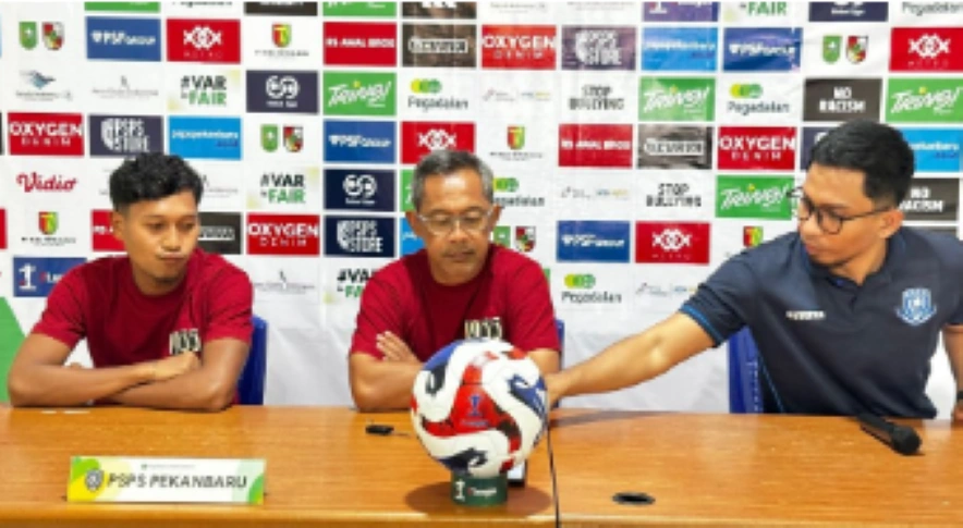 Pelatih PSPS Pekanbaru Aji Santoso (tengah} [Foto: Media Center Riau]