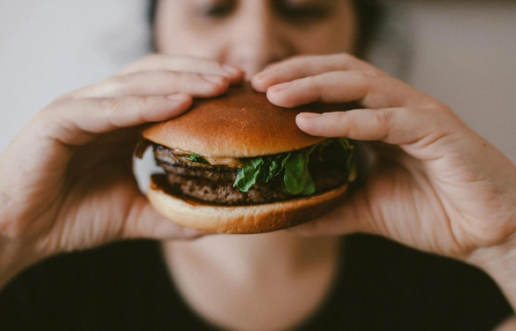 Pria Ini Bercanda Menelan Burger tanpa Dikunyah Kini Kondisinya Kritis di ICU