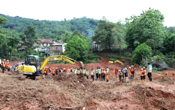 Pencarian para korban longsor Cilacap terus dilakukan meski cuaca kerap memburuk, data sementara 11 orang meninggal, 8 di antara jenazah ditemukan hari ini, Sabtu (15/11/2025) [Foto: BNPB}