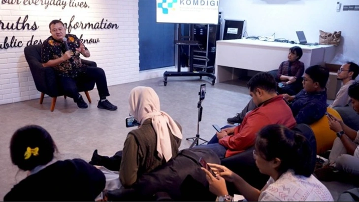 Dirjen Ekosistem Digital Kementerian Komdigi Edwin Hidayat Abdullah menjawab pertanyaan wartawan dalam acara Ngopi Bareng di Press Room, Kantor Kementerian Komdigi, Jakarta, Jumat (14/11/2025). [Foto: Pey HS/Kekomdigi]