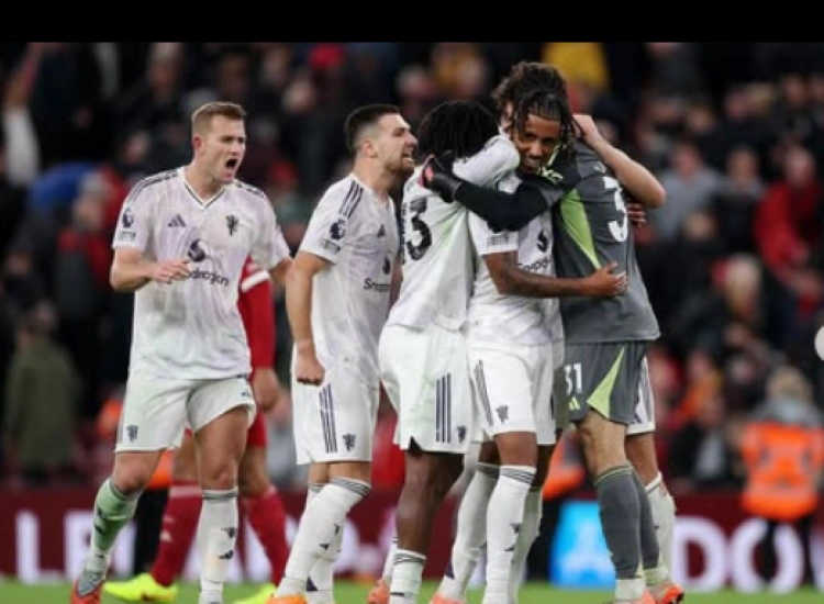 Kiper Senne Lammens dipeluk teman-temannya [Foto: Instagram Senne Lammens]