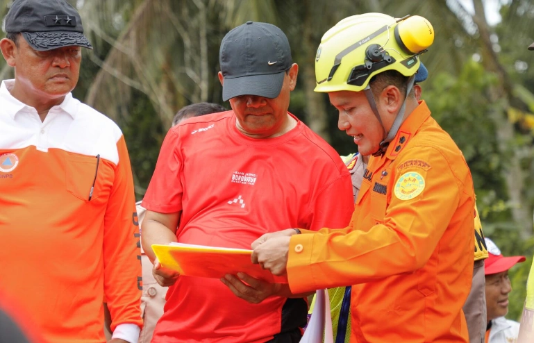 Gubernur Jateng Ahmad Luthfi di lokasi longsor Desa Cibeunying [Foto: Humas Jateng]