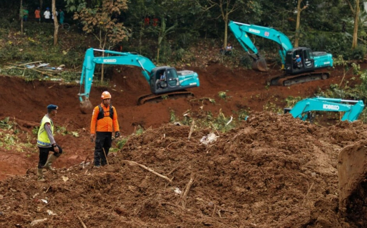 Cuaca tak menentu membuat alat berat tidak bisa bekerja maksimal karena kondisi tanah yang lembek [Foto: Humas Pemprov Jateng]