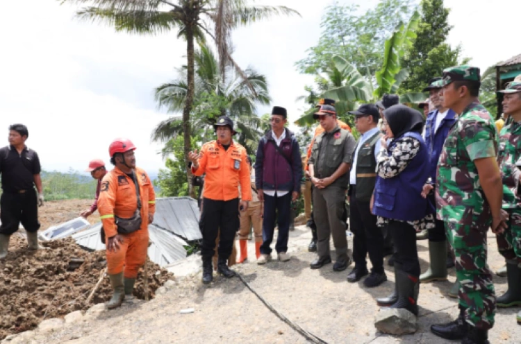 Kepala BNPB Letjen TNI Dr. Suharyanto bersama Menko PMK Pratikno meninjau lokasi tanah longsor di Desa Pandanarum, Kecamatan Pandanarum, Kabupaten Banjarnegara pada Selasa (18/11/2025) [Foto: BNPB]