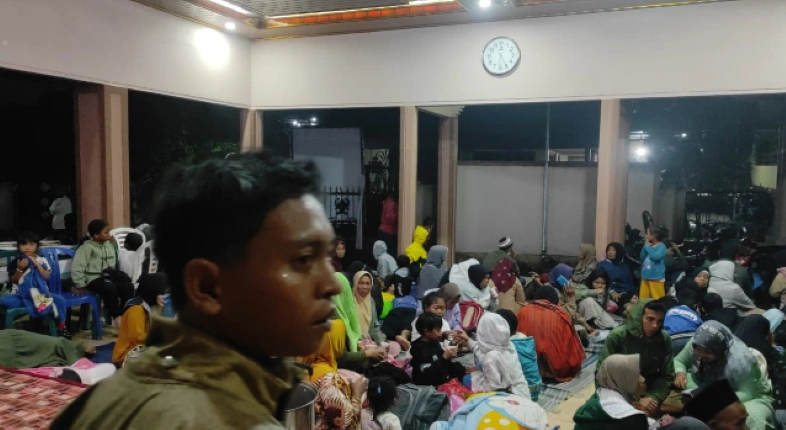 Data sementara jumlah pengungsi 300 orang, mereka ditempatkan di Balai Desa Oro-Oro Ombo dan SD 2 Supiturang. [Foto: BNPB]