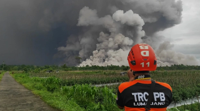 Tangkapan layar Gunung Semeru memuntahkan awan panas. [Istimewa]