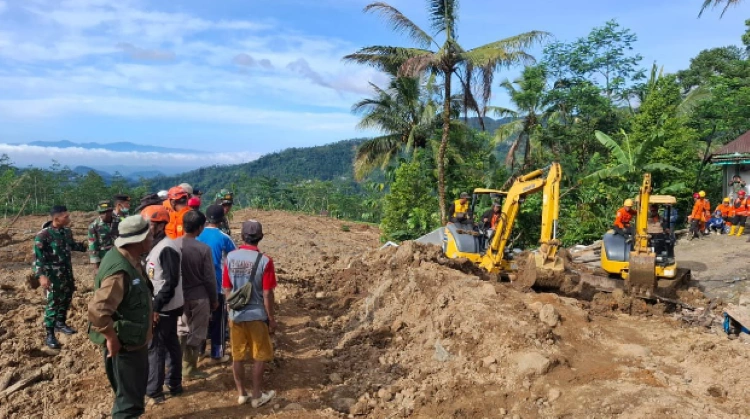 Penggalian material longsor dengan menggunakan alat berat [Foto: BNPB]