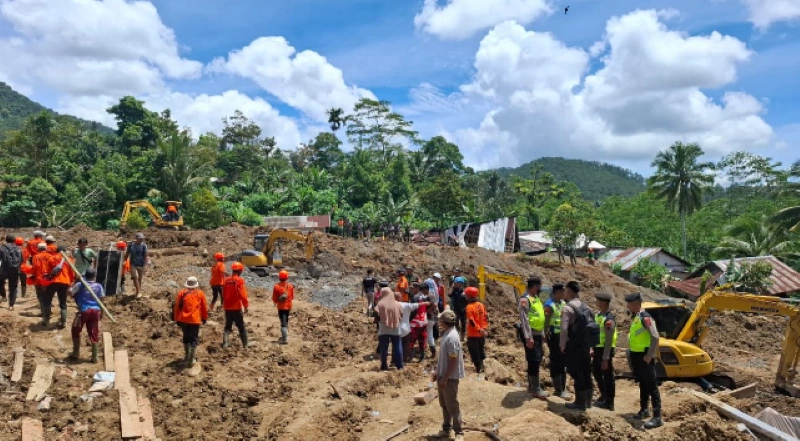 Tim Gabungan yang terdiri dari 521 personel berjuang menemukan para korban yang diduga tertimbun material longsor. Tercatat 25 orang masih hilang [Foto: BNPB]