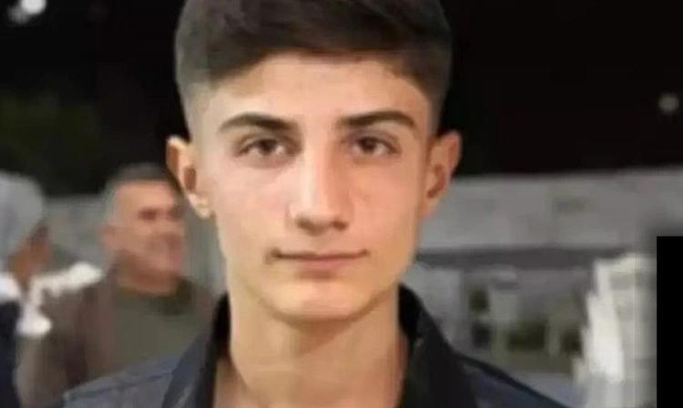 Muhammed Kendirci diduga dibuli oleh kawan-kawannya dengan kejam di bengkel kayu. Temannya memasukkan selang udara bertekanan tinggi ke anusnya dan mengakibatkan usus pecah. Korban meninggal dunia lantaran organ vitalnya rusak parah. Teman-teman yang membulinya menyatakan itu sekadar bercanda. [Sumber Foto: Daily Mail]