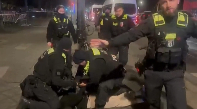 Penangkapan remaja Suriah pendukung ISIS yang diduga menggorok leher pria Spanyol pada Februari 2025 lalu. Kasusnya kini tengah diadili di Pengadilan Berlin [Foto: tangkap layar video BBC] 