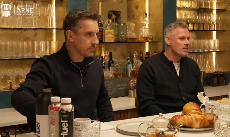 Gary Neville dan Jamie Carragher saat berbincang bersama Wayne Rooney, Ian Wright, dan Roy Keane dalam podcast Stick to Football [Foto: tangkap layar YouTube The Overlap]