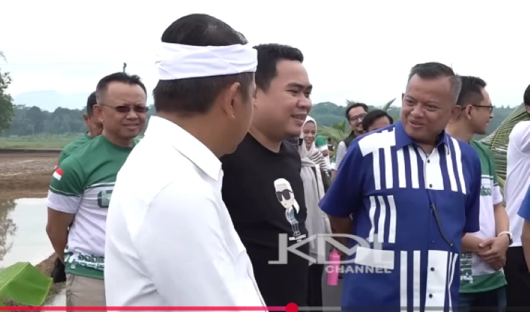 Gubernur Jabar Dedi Mulyadi berbincang dengan Tim Bobibos [Foto: YouTube Kang Dedi Mulyadi Channel]