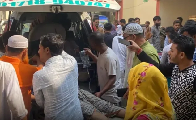 Korban gempa di Bangladesh dievakuasi ke ambulans. [Instagram]