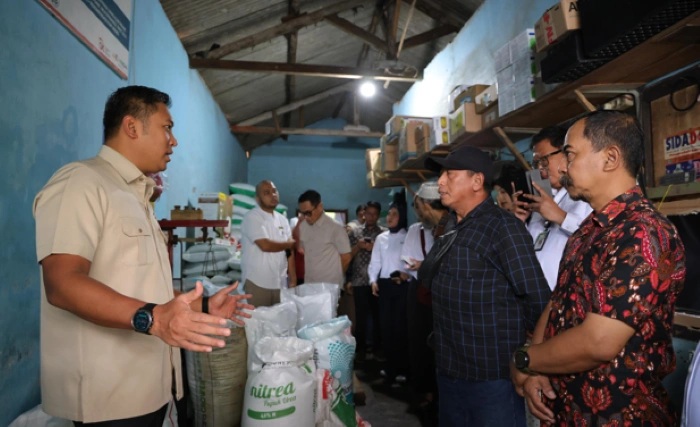 Wakil Menteri Pertanian (Wamentan), Sudaryono (kanan/baju coklat muda) melakukan inspeksi mendadak (sidak) ke salah satu kios pupuk di Desa Pagentan, Kecamatan Singosari, Kabupaten Malang, Jawa Timur, Sabtu (22/11/2025). (Foto: Humas Kementan)